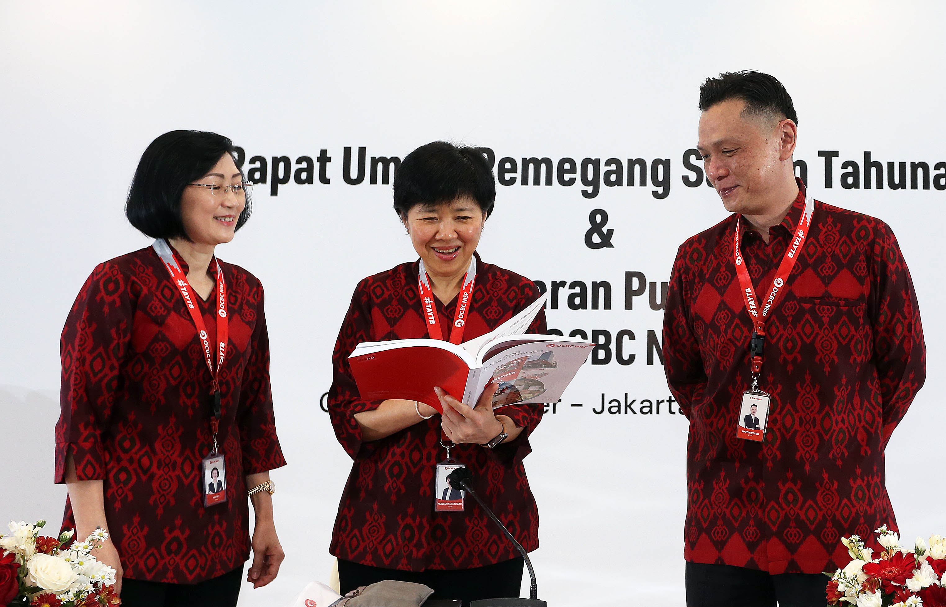 Direktur Utama Bank OCBC NISP Parwati Surjaudaja (tengah) berbincang dengan Direktur Bank OCBC NISP Hartati  dan Martin Widjaja saat usai paparan publik Rapat Umum Pemegang Saham Tahunan (RUPST) Bank OCBC NISP 2023 di Jakarta, Selasa 11 April 2023. Foto : Panji Asmoro/TrenAsia