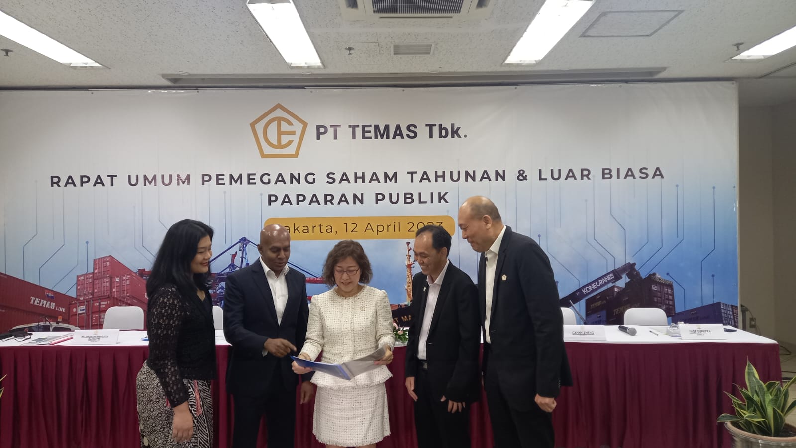 Jajaran direksi PT Temas Tbk (TMAS) dalam Public Expose RUPST dan RUPSLB yang diselenggarakan di Gedung Temas, Jakarta Utara, Rabu, 12 April 2023. 