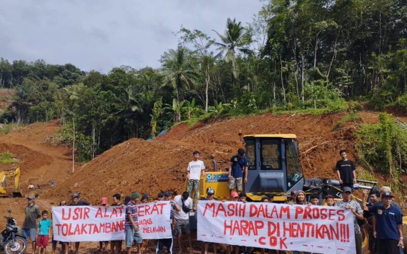 Warga Desa Wadas, Purworejo, melakukan demonstrasi menolak tambang andesit dengan menghentikan aktivitas alat berat di kawasan setempat, Senin 10 April 2023.