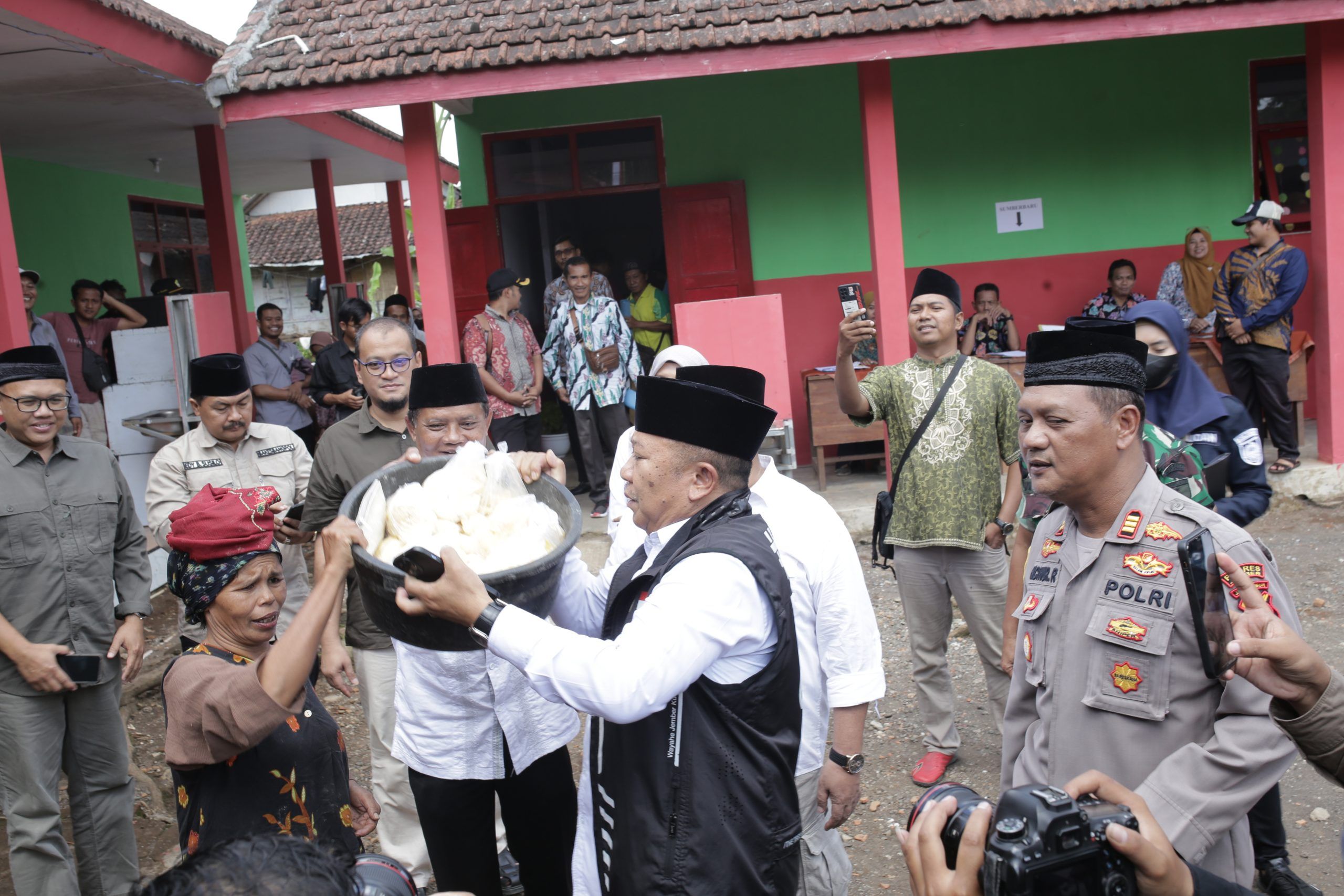 'Ditodong' Pedagang, Bupati Jember Hadiahi 1 Keranjang Tape Singkong untuk Para Guru