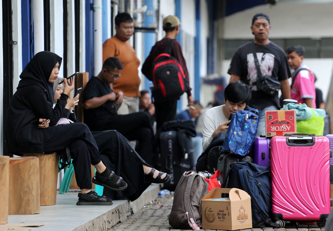 Nampak beberapa pemudik yang berangkat lebih awal di Terminal Poris Plawad Tangerang. BPTJ menghimbau masyarakat untuk menhindari kepadatan arus dengan mudik lebih awal, Rabu 12 April 2023. Foto : Panji Asmoro/TrenAsia