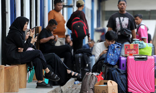 Nampak beberapa pemudik yang berangkat lebih awal di Terminal Poris Plawad Tangerang. BPTJ menghimbau masyarakat untuk menhindari kepadatan arus dengan mudik lebih awal, Rabu 12 April 2023. Foto : Panji Asmoro/TrenAsia
