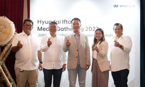 Foto 4 - Ki - Ka Putra Samiaji, Head of Before Service Department PT Hyundai Motors Indonesia, Makmur, Chief Operating Officer PT Hyundai Motors Indonesia, WooJune Cha, President Director PT Hyundai Motors Indones.jpg