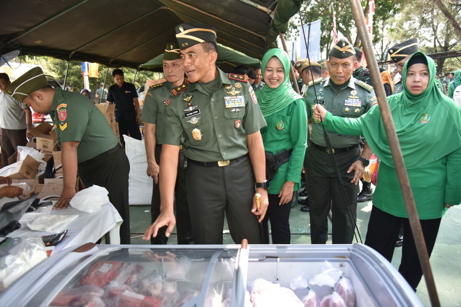 Pangdam VI/Mlw Mayjen TNI Tri Budi Utomo secara resmi membuka Pasar Murah Ramadhan 1444 Hijriah dan Pemberian Bantuan Sosial Stunting Kodam VI/Mlw yang di berikan secara simbolis di hadapan para Prajurit dan PNS Kodam VI/Mlw