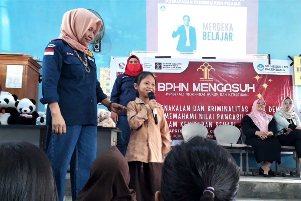  Penyuluhan hukum BPHN Mengasuh oleh PBH Peradi Palembang di SMAN 14 Palembang.