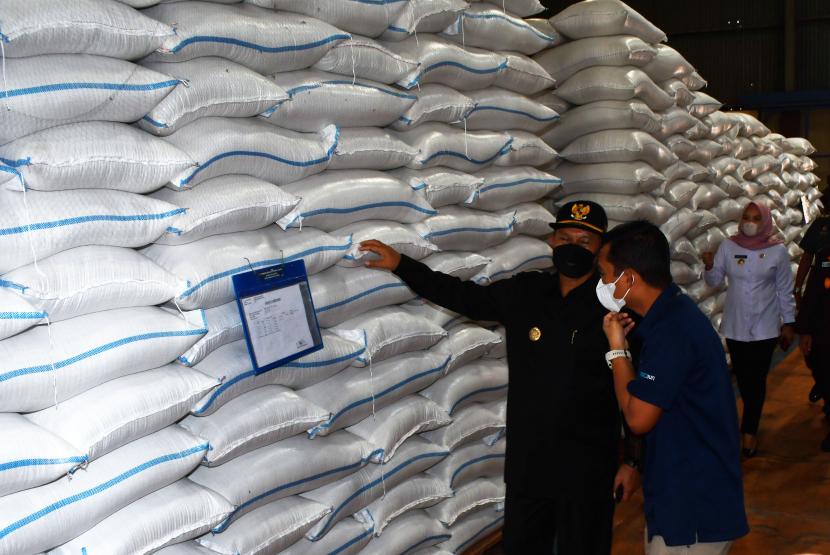 Stok beras di Gudang Bulog Madiun. Stoknya untuk Ramadan dan Lebaran 2023 aman