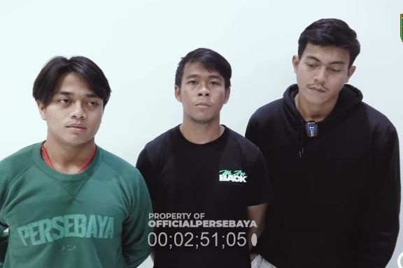 Tiga pemain Persebaya, Andre Octaviansyah, Supriadi, dan Andhika Ramadhani meminta maaf kepada pendukung Persebaya