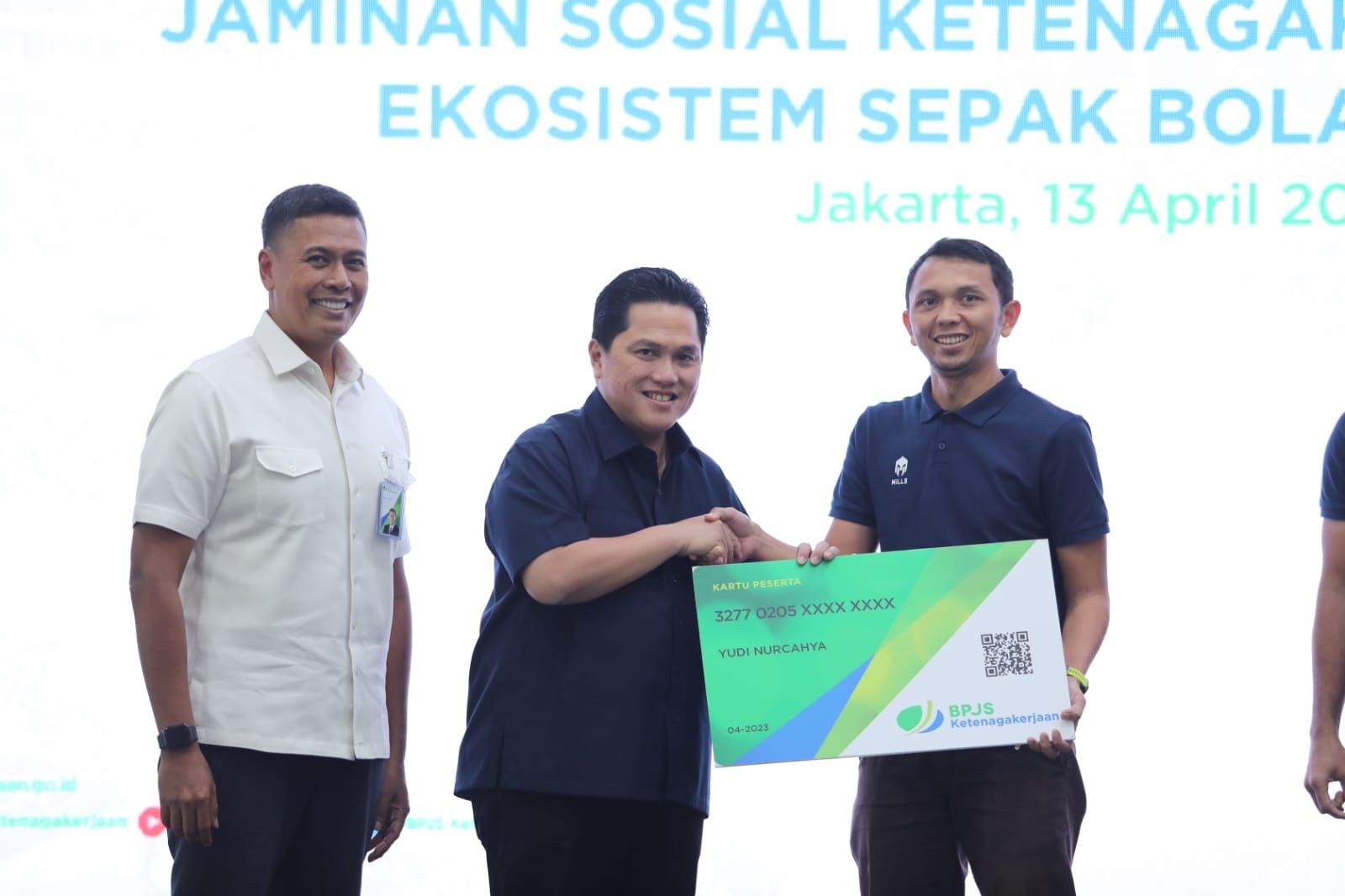 Ketua Umum PSSI, Erick Thohir (tengah) memberikan BPJS Ketenagakerjaan secara simbolis pada perwakilan wasit di Kantor BUMN, Jakarta, Rabu 13 Maret 2023.