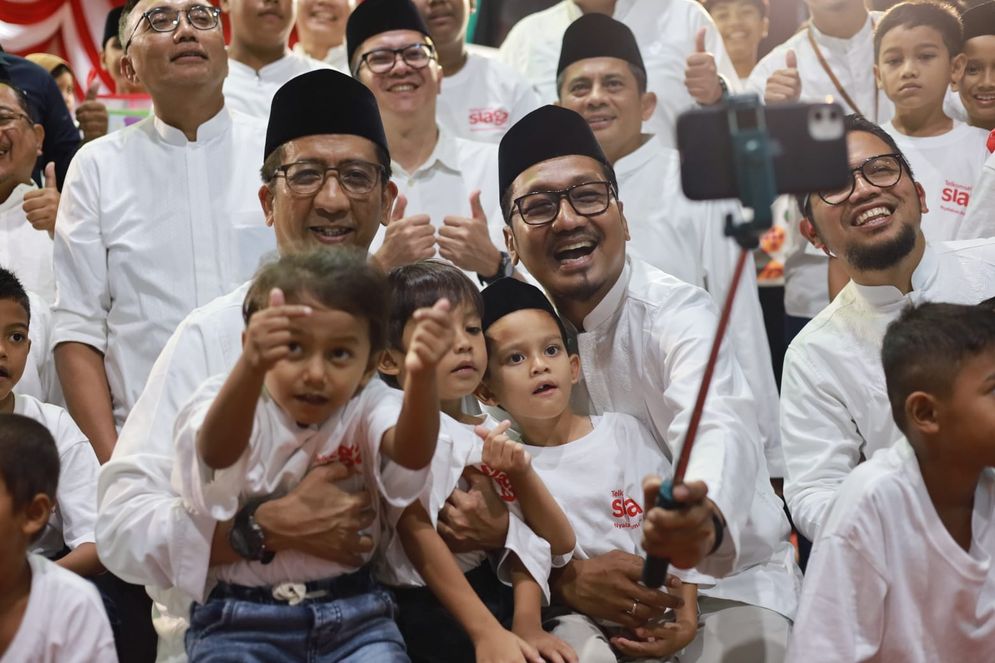 Direktur Utama Telkomsel Hendri Mulya Syam dan Direktur Network Telkomsel Nugroho turut hadir berbagi kebersamaan dengan para penghuni dari yayasan atau panti asuhan yang berada di kota Banda Aceh (12/4). Melalui kegiatan tersebut, Telkomsel berharap semangat #NyalakanKebersamaan dapat menjadikan kebermanfaatan perusahaan menjadi semakin bermakna, terutama dalam mendampingi seluruh lapisan masyarakat dalam merayakan kehangatan di sepanjang momen RAFI 2023.