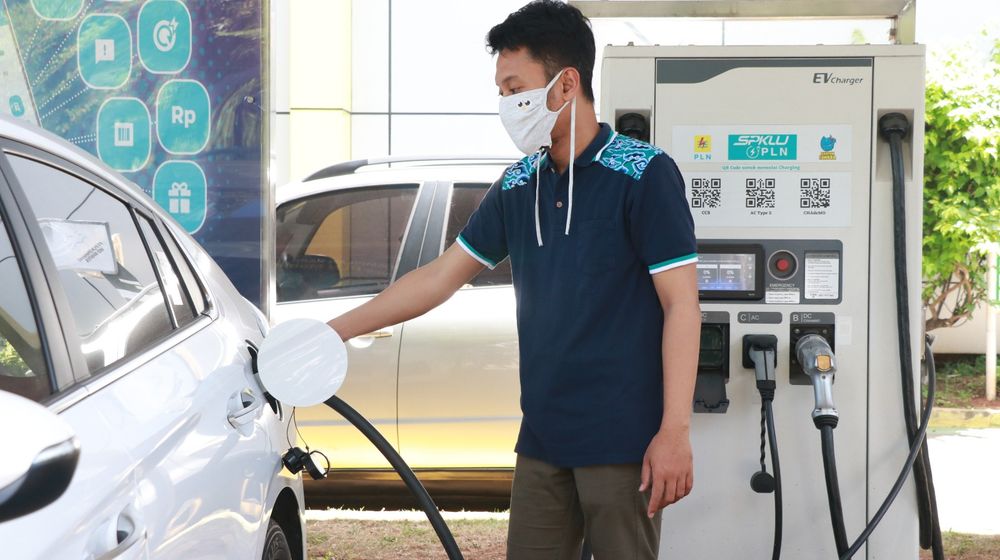 Pengisian Mobil Listrik di SPKLU PLN.jpg