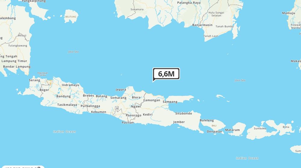 Pusat gempa berada di laut 68 km BaratLaut Tuban