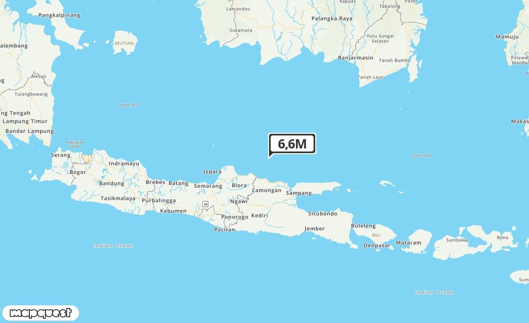 Pusat gempa berada di laut 68 km BaratLaut Tuban