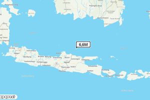 Pusat gempa berada di laut 68 km BaratLaut Tuban