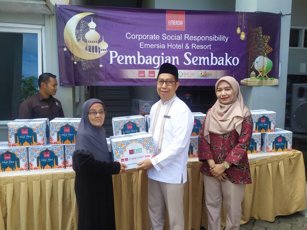 Semarak menyambut Idul Fitri Emersia Hotel membagikan 5000 paket sembako kepada warga sekitar hotel bertajuk Emersia Peduli.