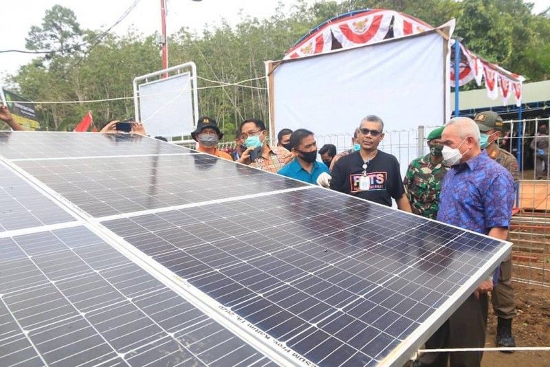 Gubernur Kaltim Isran Noor meresmikan salah satu PLTS yang dibangun pemerintah daerah. Foto: Handout Diskominfo Kaltim 