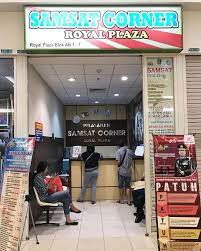 Masyarakat membayar pajak di sebuah mall di Kota Surabaya