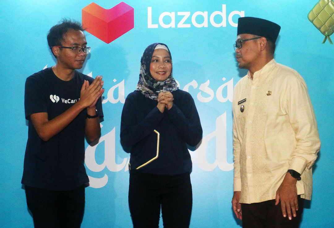 Chief Marketing Officer Lazada Indonesia Intan Ayu Kartika berbincang dengan Direktur WeCare.id Gigih Septianto dan Wakil Walikota Depok Imam Budi Hartono . Lazada Indonesia bersama WeCare.id hadirkan program Membeli Untuk Berbagi di bulan ramadan. Foto : Panji Asmoro/TrenAsia