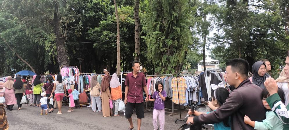 Warga Padati Kambang Iwak untuk Belanja Pakaian Lebaran