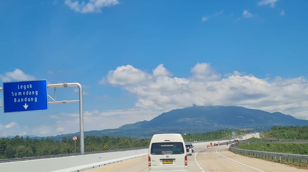 Jalan Tol Cisumdawu Seksi Cimalaka - Dawuan sepanjang 29,3 kilometer siap beroperasi fungsional untuk arus mudik Lebaran 2023.