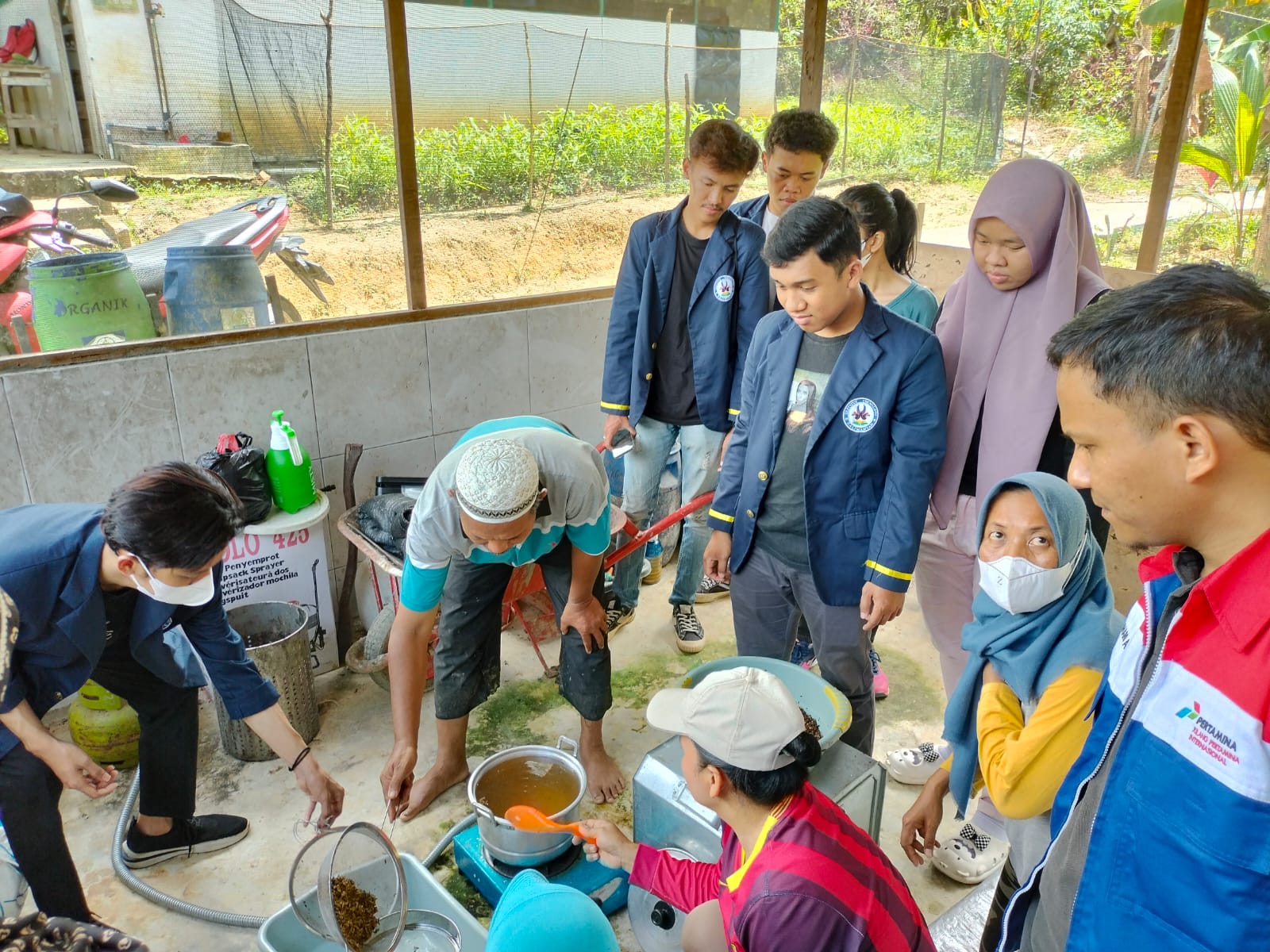 Kolaborasi Dunia Pendidikan, Mahasiswa ITK dan Kelompok Petratonik Buat Maggot Kering