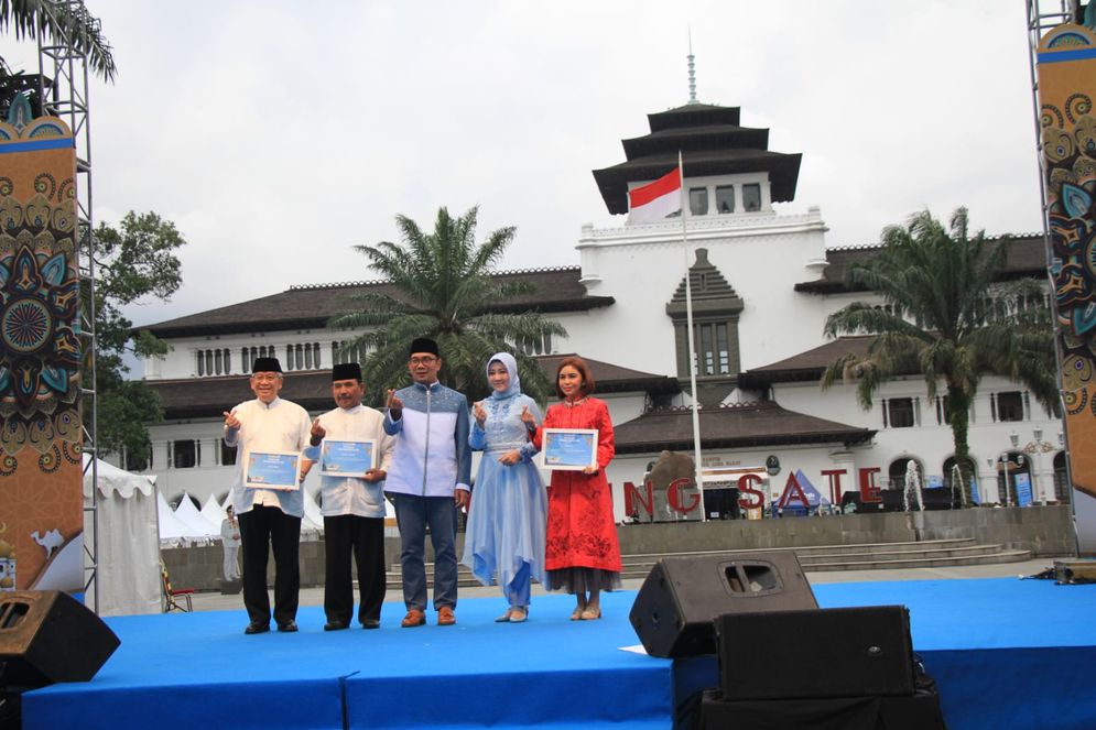 Pemprov Jabar - bank bsb Bagikan 1,4 Juta Rantang Cinta dalam Program BUBOS 7 Bertasbih