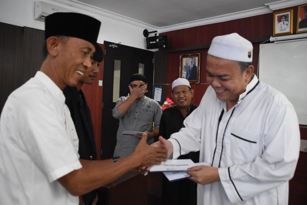 Lembaga Amil, Zakat, Infak, dan Sedekah (LAZIS) Institut Informatika dan Bisnis (IIB) Darmajaya membagikan zakat kepada penerima.