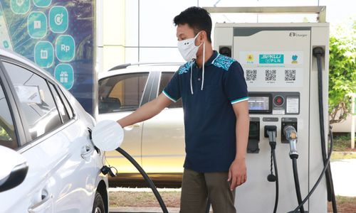 Pengisian Mobil Listrik di SPKLU PLN.jpg