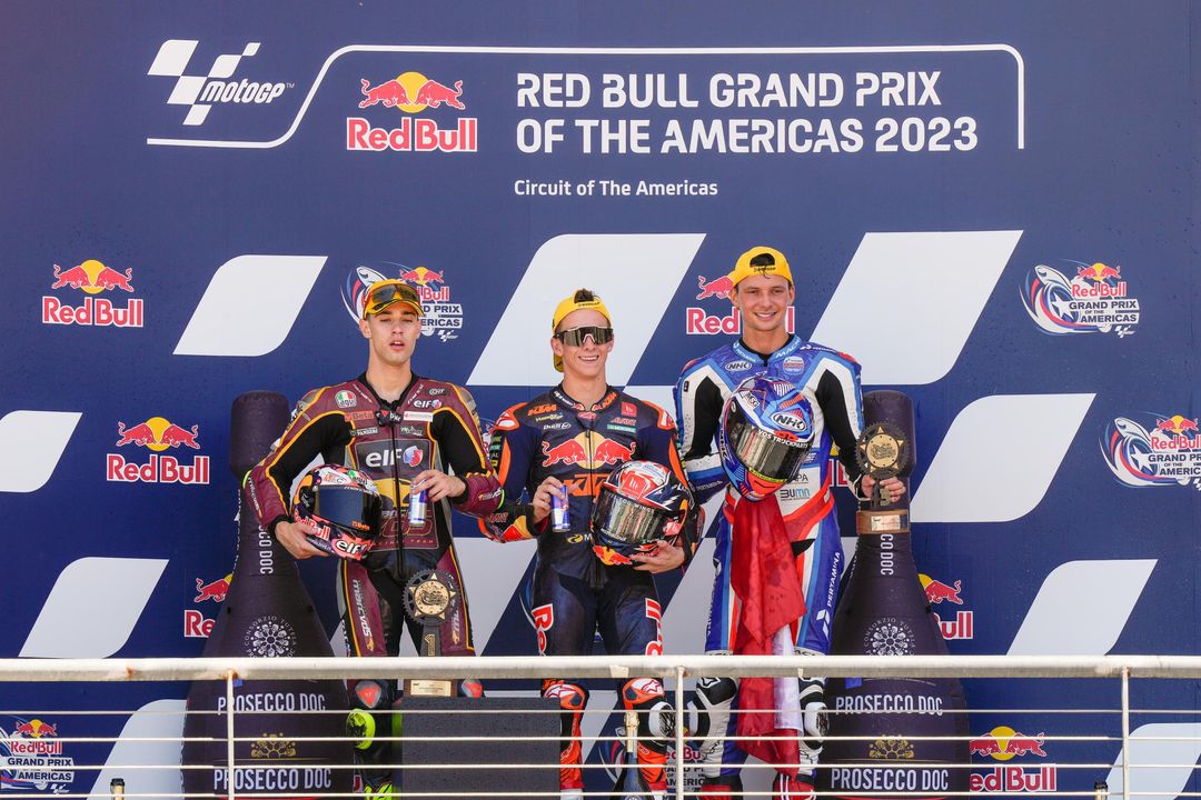 Pembalap tim Pertamina Mandalika, Bo Bendsneyder (kanan) membawa bendera Indonesia saat meraih podium ketiga di Moto2 Amerika Serikat, Minggu 16 April 2023 malam WIB.