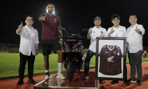 18-pemain-psm-makassar-mendapat-hadiah-motor-dari-honda_169.jpeg