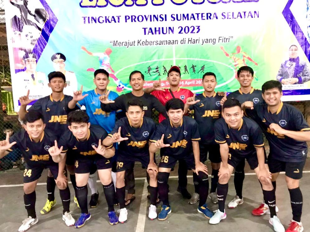 Mantap! JNE Palembang Juara Turnamen Futsal For May Day Disnakertrans Sumsel