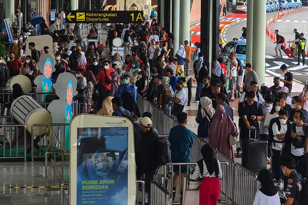 Nampak para calon penumpang mulai memadati terminal keberangkatan Bandara Soekarno Hatta, Tangerang Banten saat H-7 Lebaran. Puncak arus mudik bandara diperkirakan terjadi H-3. Foto : Panji Asmoro/TrenAsia