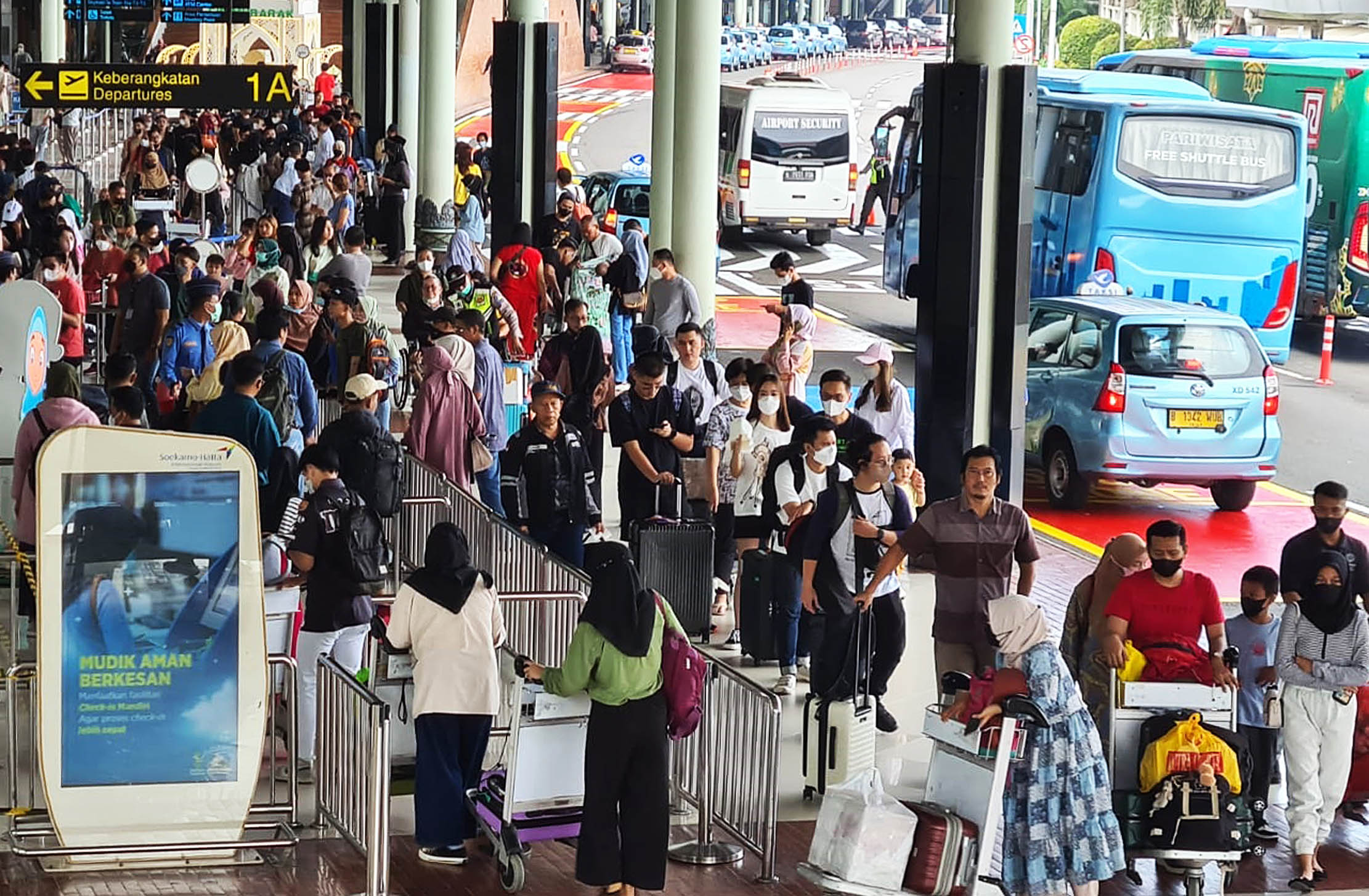 Nampak para calon penumpang mulai memadati terminal keberangkatan Bandara Soekarno Hatta, Tangerang Banten saat H-7 Lebaran. Puncak arus mudik bandara diperkirakan terjadi H-3. Foto : Panji Asmoro/TrenAsia