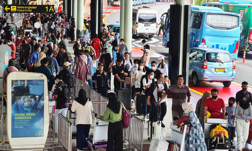 Nampak para calon penumpang mulai memadati terminal keberangkatan Bandara Soekarno Hatta, Tangerang Banten saat H-7 Lebaran. Puncak arus mudik bandara diperkirakan terjadi H-3. Foto : Panji Asmoro/TrenAsia