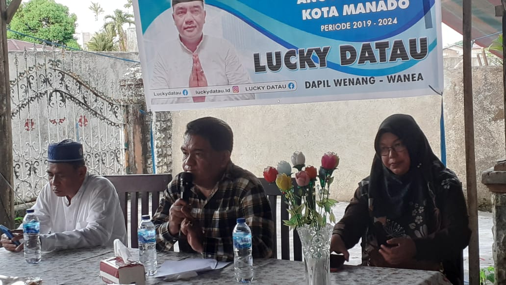 Anggota DPRD Kota Manado, Lucky Datau (tengah) menggelar reses di Kelurahan Komo Luar. (Foto:Mike)