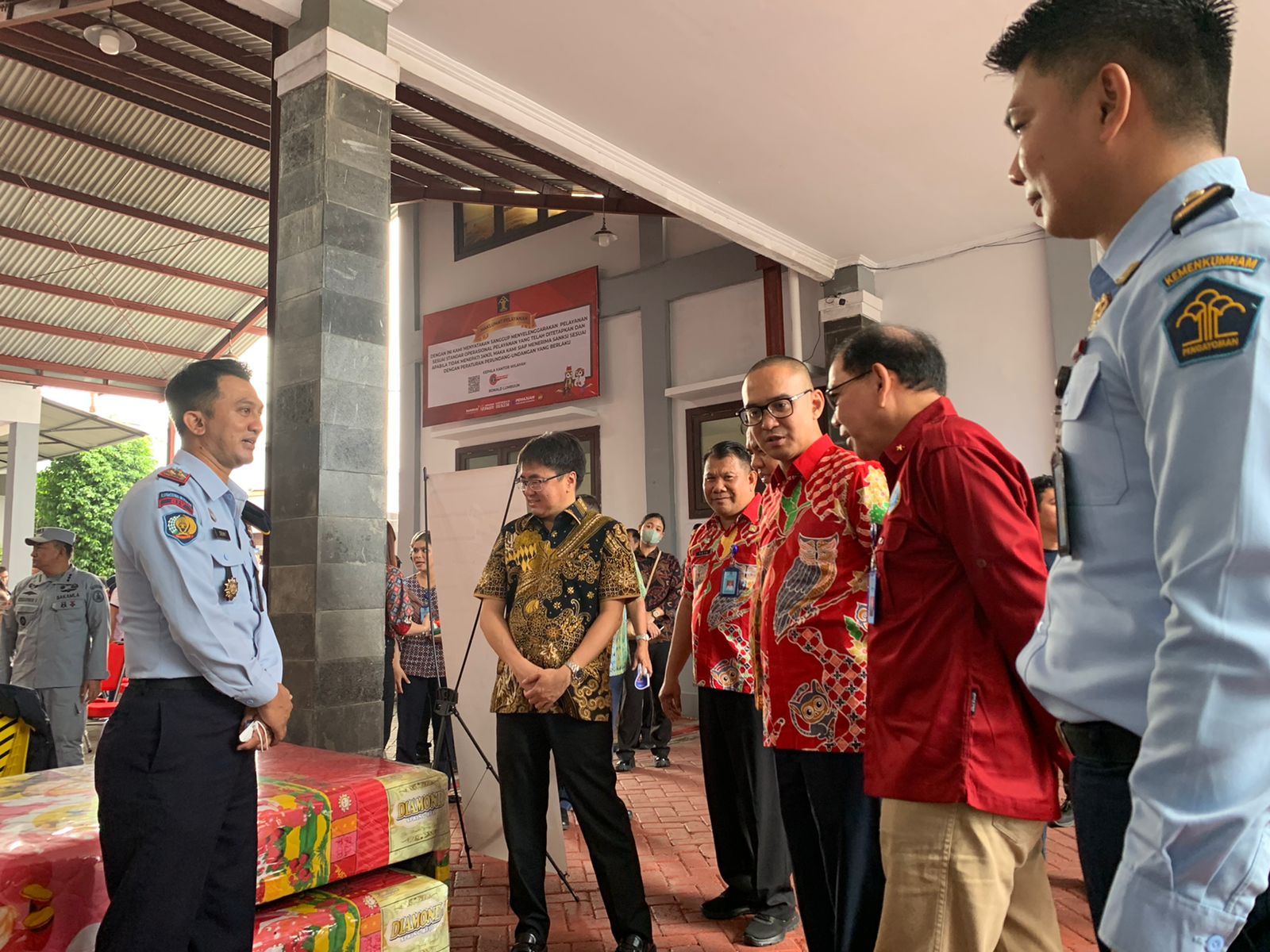 Kepala Rutan Manado Deny Fajariyanto didampingi Kasubsi Bimbingan Kegiatan, Joutje Evert Sinaulan saat menerima kunjungan Wali Kota Manado di Stand One Day One Prison’s Product. (Foto:Mike)