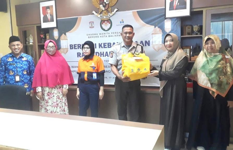 DWP Balikpapan Bagikan 100 Paket Sembako Bagi Warga Kurang Mampu