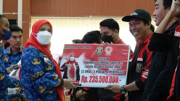 Eva Dwiana Bagikan Uang Pembinaan ke Atlet Porprov Langsung ke Rekening Masing-Masing