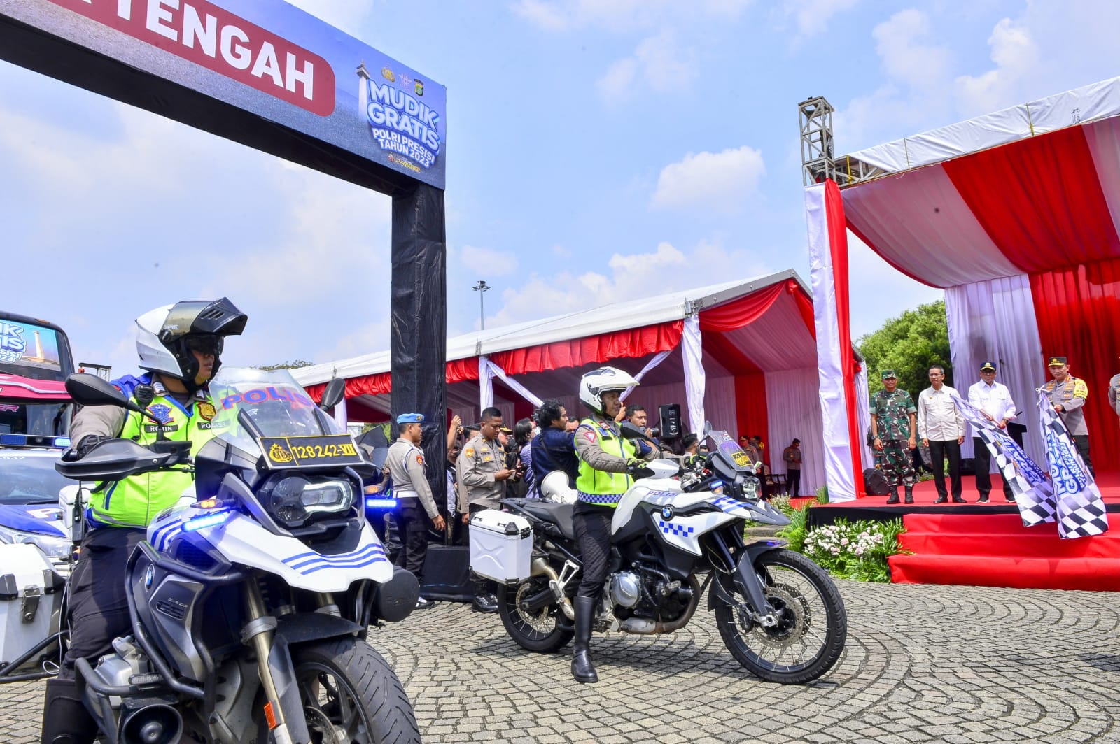 Kapolri Jenderal Listyo Sigit dan Menteri Perhubungan Budi Karya melepas mudik gratis polri presisi