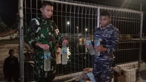 Tim Satgas Pam Pelindo Lanal Amankan Puluhan Botol Berisi Miras di Pelabuhan L. Say, Maumere