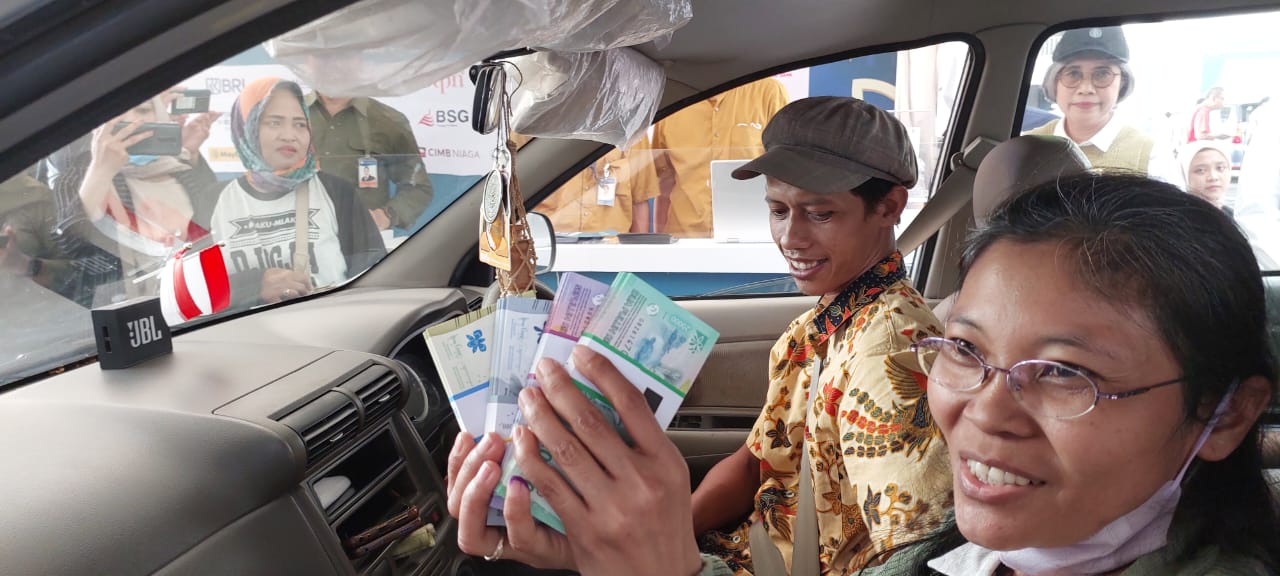 Mudik tak lengkap tanpa membawa uang pecahan kecil yang baru. 