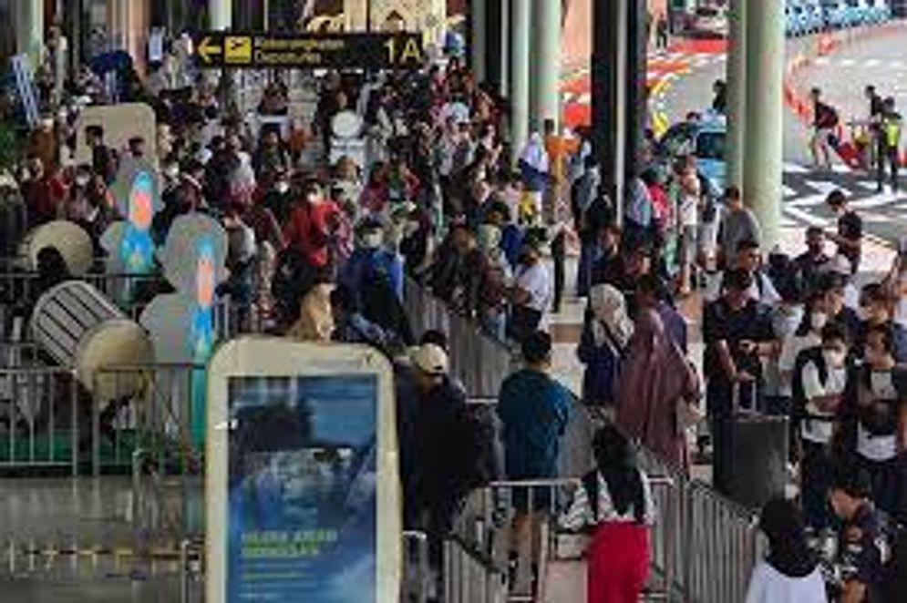 Nampak para calon penumpang mulai memadati terminal keberangkatan Bandara Soekarno Hatta, Tangerang Banten saat H-7 Lebaran. Puncak arus mudik bandara diperkirakan terjadi H-3. 