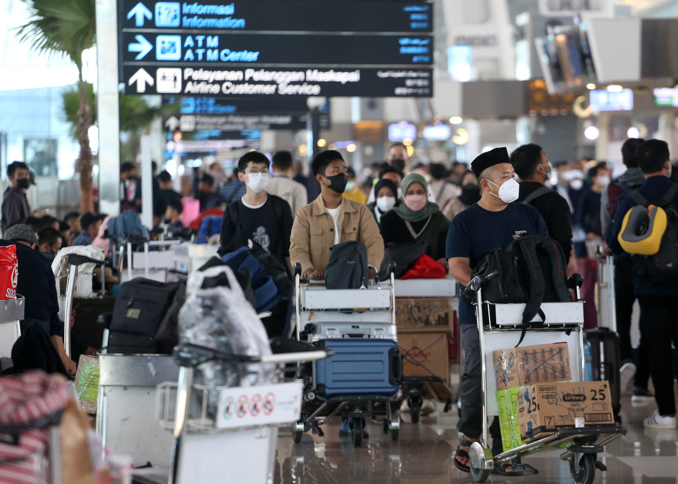 Nampak ribuan penumpang memadati area check-in counter Terminal 3 Bandara Soekarno Hatta, Tangerang. Puncak arus mudik melalui bandara diperkirakan terjadi tanggal 19 dan 20 April 2023. Foto : Panji Asmoro/TrenAsia