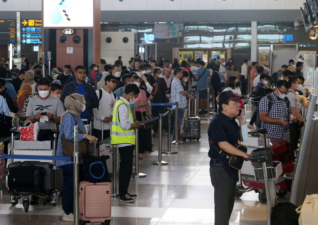 Nampak ribuan penumpang memadati area check-in counter Terminal 3 Bandara Soekarno Hatta, Tangerang. Puncak arus mudik melalui bandara diperkirakan terjadi tanggal 19 dan 20 April 2023. Foto : Panji Asmoro/TrenAsia