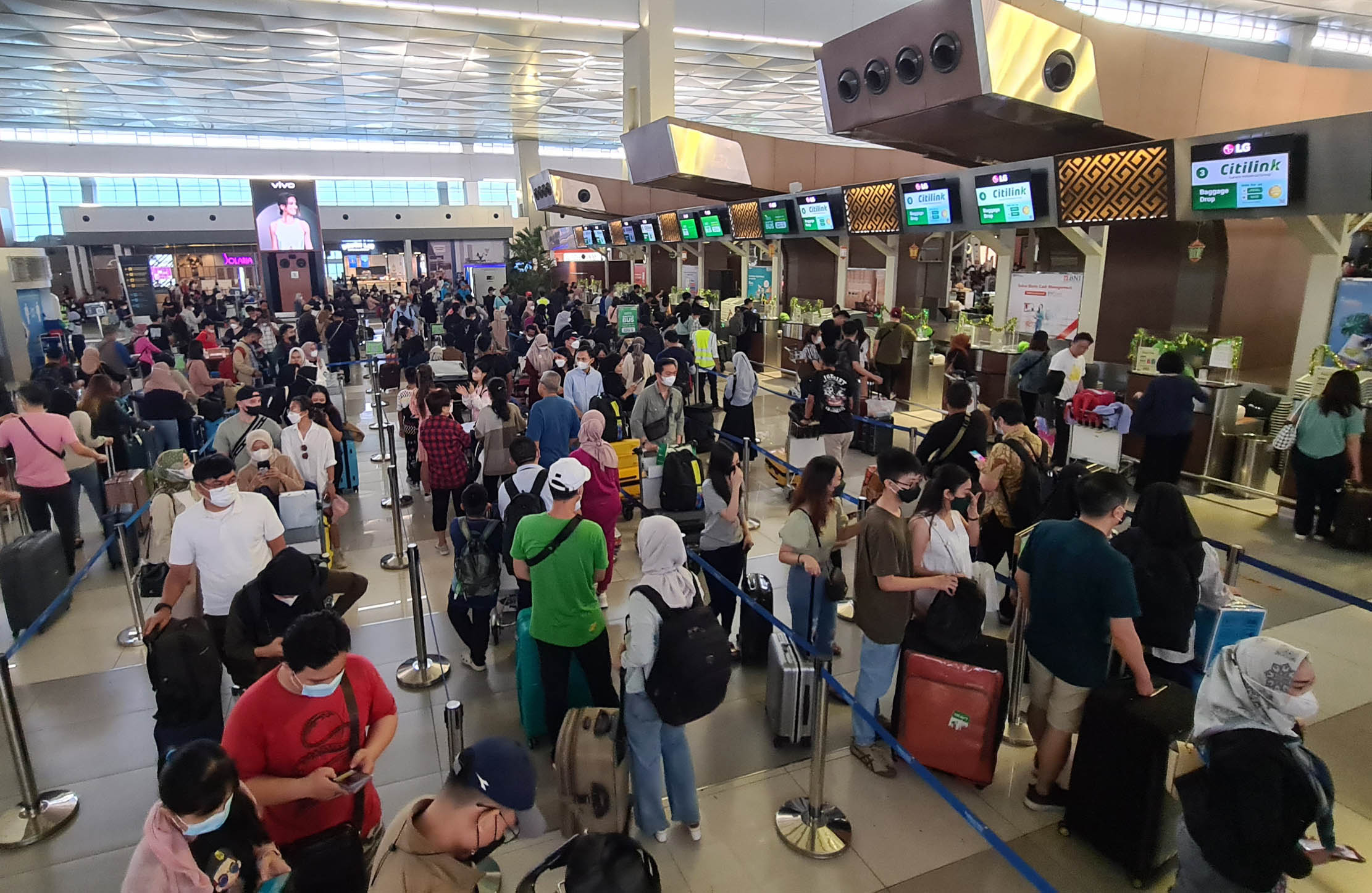 Nampak ribuan penumpang memadati area check-in counter Terminal 3 Bandara Soekarno Hatta, Tangerang. Puncak arus mudik melalui bandara diperkirakan terjadi tanggal 19 dan 20 April 2023. Foto : Panji Asmoro/TrenAsia