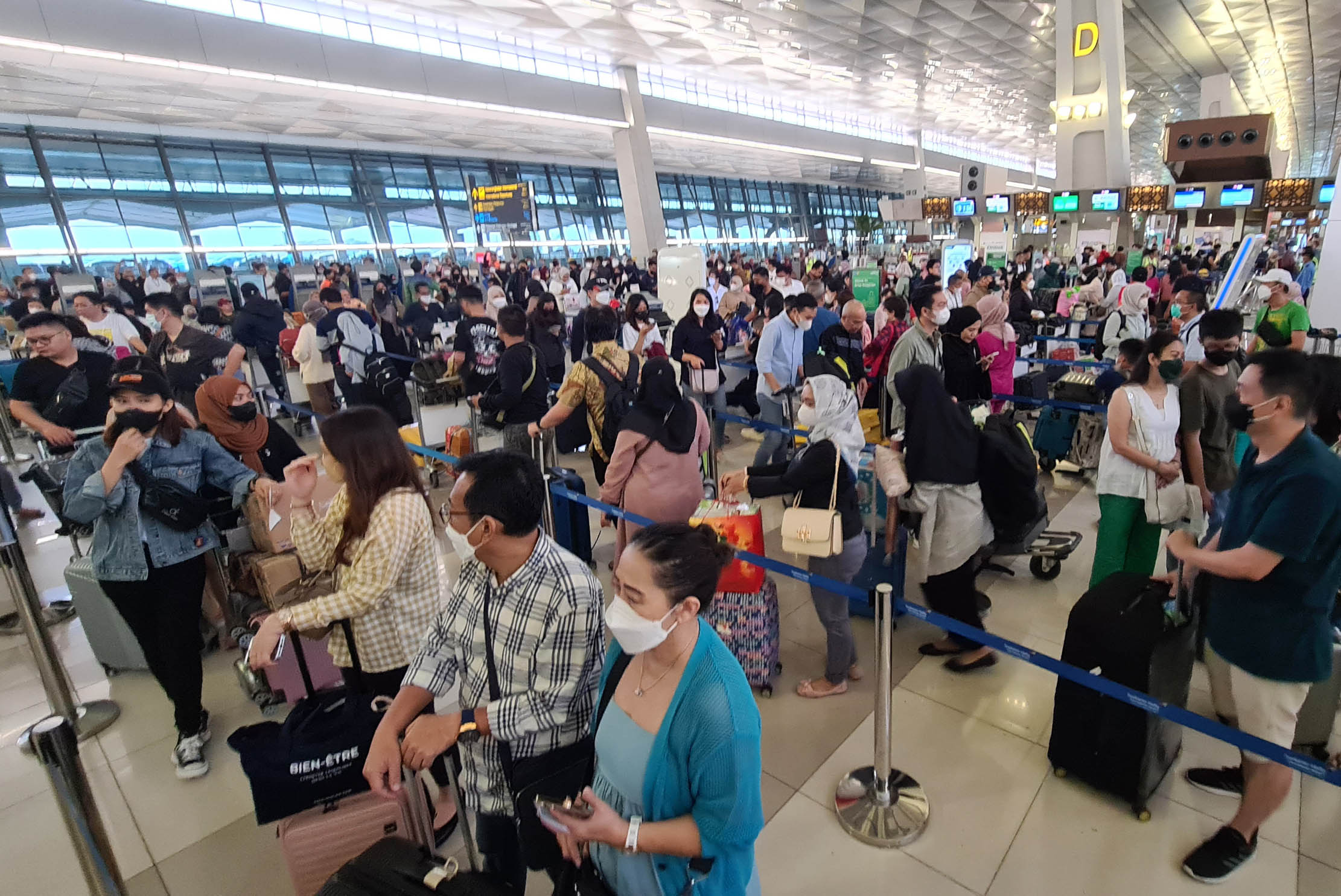 Nampak ribuan penumpang memadati area check-in counter Terminal 3 Bandara Soekarno Hatta, Tangerang. Puncak arus mudik melalui bandara diperkirakan terjadi tanggal 19 dan 20 April 2023. Foto : Panji Asmoro/TrenAsia