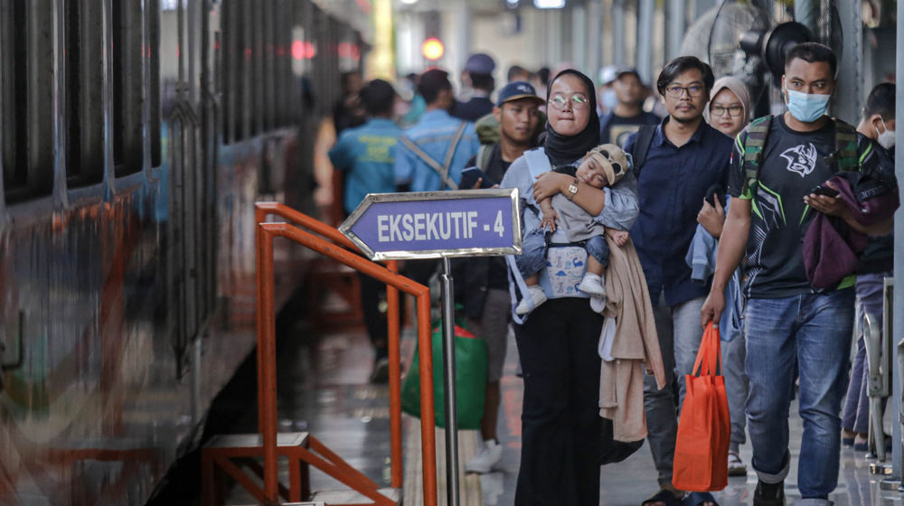 Arus Mudik Pasar Senen - Panji 2.JPG