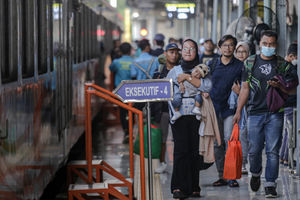 Arus Mudik Pasar Senen - Panji 2.JPG