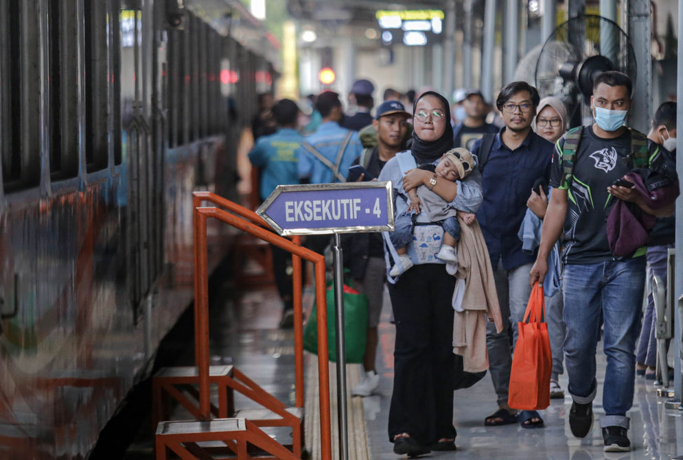 Sejumlah pemudik memadati Stasiun Pasar Senen, Jakarta. PT KAI mencatat  sebanyak 23.900 orang penumpang berangkat dari Stasiun Pasar Senen dengan layanan 32 kereta api. Kamis 20 April 2023.