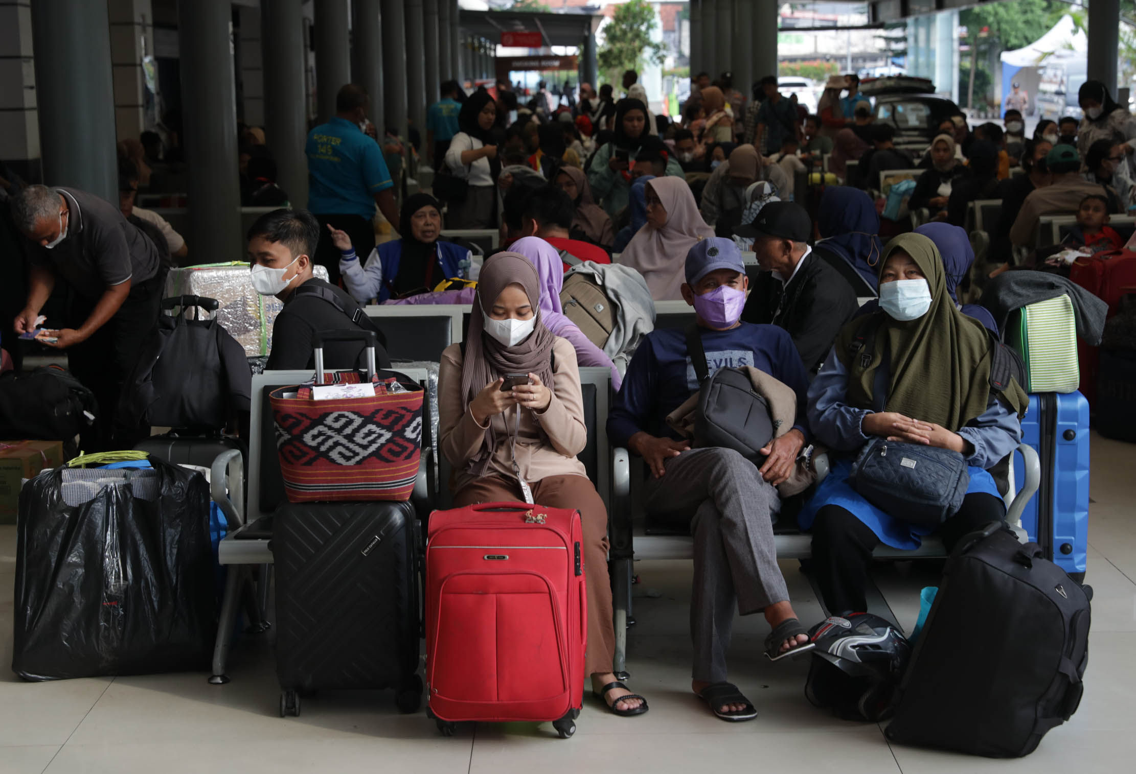 Sejumlah pemudik memadati Stasiun Pasar Senen, Jakarta. PT KAI mencatat  sebanyak 23.900 orang penumpang berangkat dari Stasiun Pasar Senen dengan layanan 32 kereta api. Kamis 20 April 2023. Foto : Panji Asmoro/TrenAsia