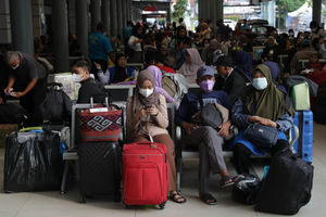 Arus Mudik Pasar Senen - Panji 3.JPG